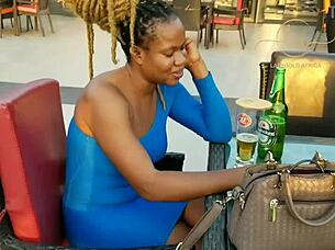 En un bar exclusivo, la diosa del sexo ebony se encuentra con la pornstar Naija para diversión máxima