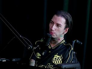 Gets hard with touch 😏