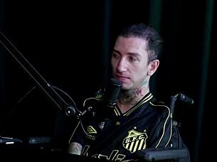 Gets hard with touch 😏