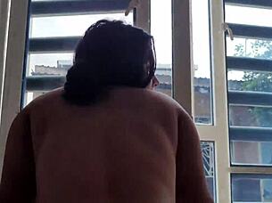 haciendo que la vecina latina cabalgue mi verga dura en doggystyle