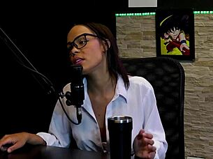 Alice Vasconcelos Reveals Tight Pussy in Public Stripper Show