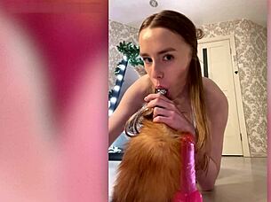 Jeg ser vakre blåøyde vikusik22a gi blowjob, rumpe-fucking og anal fistling for første gang på webcam