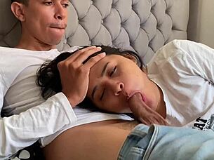 Padrastro METE LA POLLA EN MI BOCA HASTA CORRERSE!