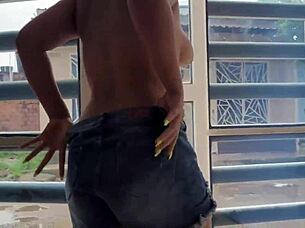 haciendo que la vecina latina cabalgue mi verga dura en doggystyle