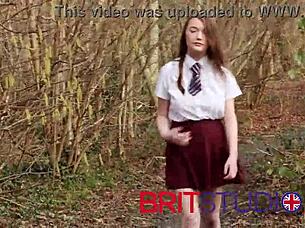 Adolescentă își face pişatul pe toaletă