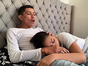 Padrastro METE LA POLLA EN MI BOCA HASTA CORRERSE!