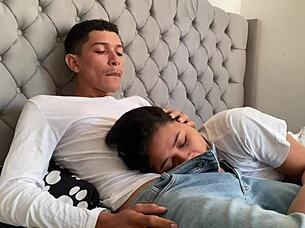 Padrastro METE LA POLLA EN MI BOCA HASTA CORRERSE!