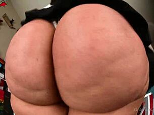 Nixlynka performs an ass worship twerk routine with latina flair.