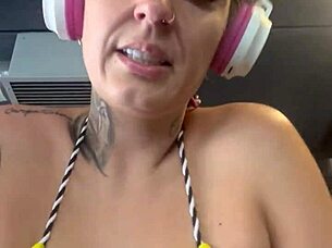 I was all sweaty and wet at the gym in front of Copacabana beach, my pussy wet and salty.