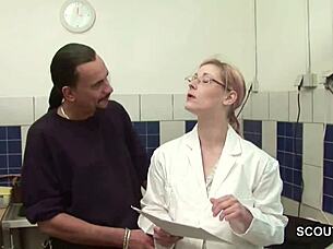 Kleine Jungfrau Bekommt Ihren Ersten Fick Vom Chef