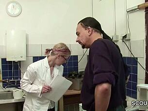 Kleine Jungfrau Bekommt Ihren Ersten Fick Vom Chef