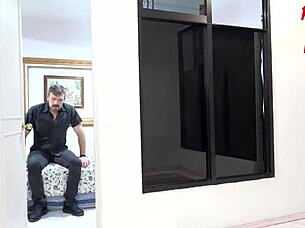 escondidos en la playa grabando a traves del vestier en secreto