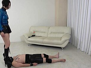 Japanese Femdom Yuen Facesitting And Edging Handjob