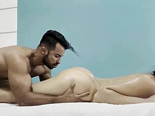 Fez aquela massagem tântrica gostosa e depois me fodeu até encher meu rabo de porra