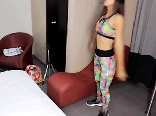 la bella prima mueve mucho el culo en mallas lo moverá así sobre mi polla me la follare en 4 ojalá sea nalgona como parece ¡qué buenaaa cogidaa!