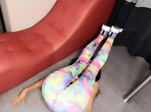 la bella prima mueve mucho el culo en mallas lo moverá así sobre mi polla me la follare en 4 ojalá sea nalgona como parece ¡qué buenaaa cogidaa!