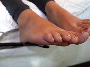 Aria Nicole gets intense foot massage from doctor!