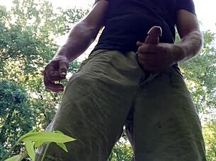 남자가 공원에서 공개적으로 자위하고 사정물 여기저기, 안 보이길 바래