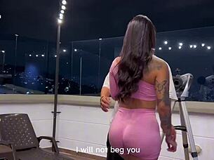 جارة فضولية تُنيكها ابن الجار الشاب!