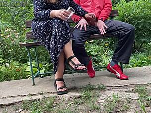 ميلف ساخنة تضرب زب كبير في كوب على مقعد الحديقة