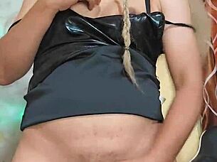 Ropa sexy masturbándome transexual