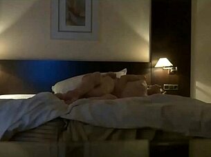 pareja enjoys a night in the hotel