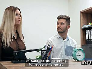 Casal familiar veio pegar empréstimo e esposa decidiu foder com o gerente ali mesmo, entrevista cuckold com tetas naturais