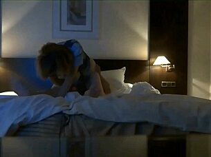 pareja enjoys a night in the hotel