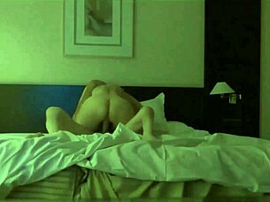 pareja enjoys a night in the hotel