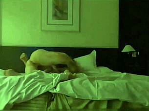 pareja enjoys a night in the hotel