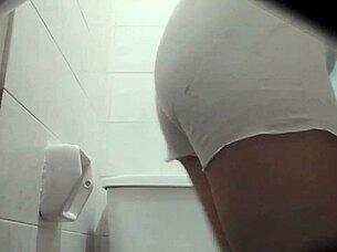 madrastra meando camara escondida, colombian latina milf spied in public with shaved pussy.