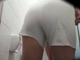 madrastra meando camara escondida, colombian latina milf spied in public with shaved pussy.