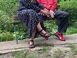 我不敢相信，这个性感MILF在公园长椅上手淫大鸡巴射进杯子里