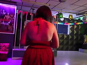 לילי ברון מקבלת זיון תחת מזין ענק