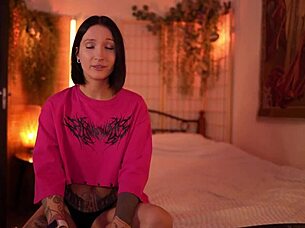 الابنة بالتبنيل طلبت من أبيها بالتبنيل مساعدة لعلاج حلقها. اعتقدت أنه يمكنه تقديم المساعدة اللازمة.