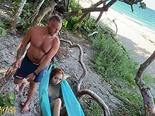 Fingere nasse saftige Fotze öffentlich am Strand