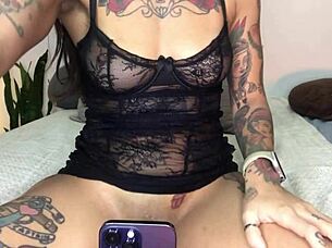 free camgirl stuffing 9.5 inch dildo inside her ass