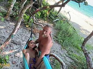 Fingere nasse saftige Fotze öffentlich am Strand