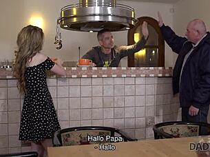 Daddy4k skinny peach spricht russisch mit bfs vater dann ficken sie