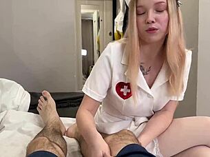 Perawat Horni Obati Memek Sempurna