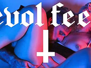 Lick my feet while fucking my pussy