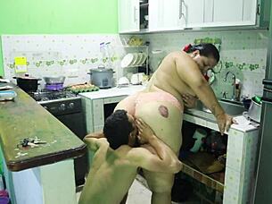 Γαμάω την αδερφή της κοπέλας μου στην κουζίνα: οικιακό λατίνο ζευγάρι σε δράση