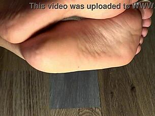 Colombian Amateur Cleans Feet, Shows Green Nails!