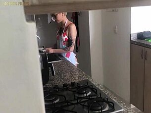 My stepmom's babe gives her ass in the kitchen for anal 😏