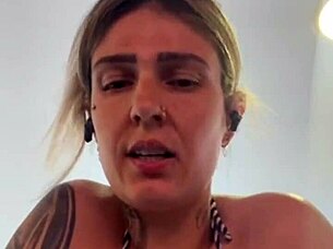 Træner kun i thong bikini på gymmet foran stranden, blev helt våd af så meget liderlighed at det løb ned ad benene, lignede havvand