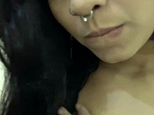 ninfetinha safada com piercing no peito leva rola