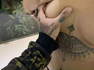 ninfetinha safada com piercing no peito leva rola