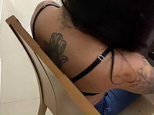 ninfetinha safada com piercing no peito leva rola