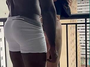 Desci Pra Pegar Um Ifood E Meu Vizinho Me Chamou Pra Fuder - Pr�via