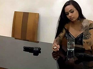 ninfetinha safada com piercing no peito leva rola